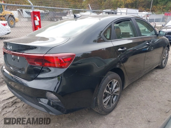 2023 Kia Forte LXS z VIN 3KPF24AD1PE642421, wystawiony jako IAAI lot #40528615 z przebiegiem 9 683 mil mil oraz . Historia ofert i sprzedaży dostępna na DreamBid. Obrazek 4.