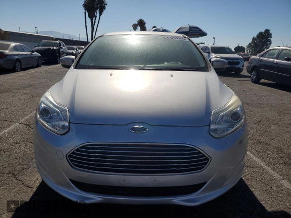 2015 Ford Focus Electric с VIN 1FADP3R42FL380198, выставлен на аукционе Copart как лот 64259355 с пробегом 43 566 миль миль и Чистый • Clean title. История ставок и продаж доступна на DreamBid. Изображение 5.