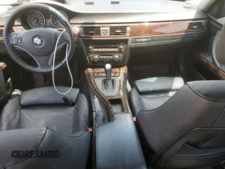 2007 BMW 3 Series 328i z VIN WBAVC53567FZ70196, wystawiony jako Copart lot #63136915 z przebiegiem 118 578 mil mil oraz Czysty tytuł • Clean title. Historia ofert i sprzedaży dostępna na DreamBid. Obrazek 8.