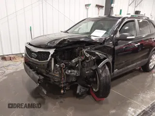 2013 Kia Sorento LX z VIN 5XYKTCA62DG338648, wystawiony jako IAAI lot #42352573 z przebiegiem 164 486 mil mil oraz . Historia ofert i sprzedaży dostępna na DreamBid. Obrazek 6.