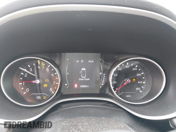 2020 Jeep Compass Latitude z VIN 3C4NJDBB4LT205322, wystawiony jako IAAI lot #42589298 z przebiegiem 50 665 mil mil oraz . Historia ofert i sprzedaży dostępna na DreamBid. Obrazek 7.