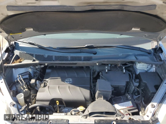 2013 Toyota Sienna LE AAS z VIN 5TDKK3DC5DS282857, wystawiony jako Copart lot #57984075 z przebiegiem 148 876 mil mil oraz Szkoda całkowita • Salvage title. Historia ofert i sprzedaży dostępna na DreamBid. Obrazek 12.
