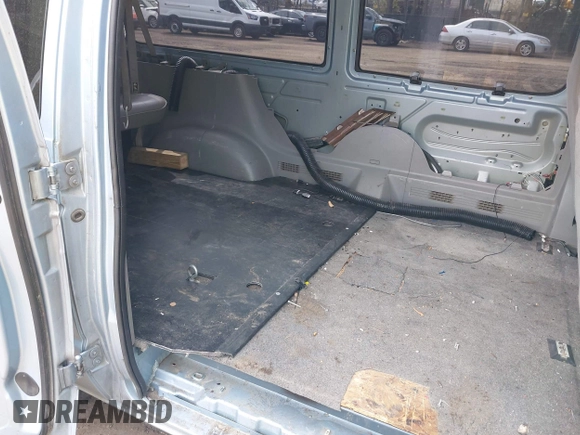 1999 Ford Econoline Passenger XL z VIN 1FMRE112XXHA78677, wystawiony jako IAAI lot #41973782 z przebiegiem 142 051 mil mil oraz . Historia ofert i sprzedaży dostępna na DreamBid. Obrazek 8.