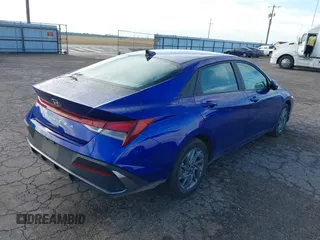 2024 Hyundai Elantra SEL z VIN KMHLM4DG5RU823587, wystawiony jako IAAI lot #42475697 z przebiegiem 27 753 mil mil oraz . Historia ofert i sprzedaży dostępna na DreamBid. Obrazek 4.