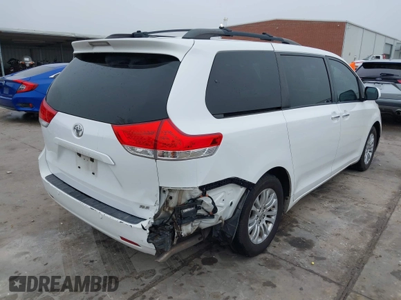 2014 Toyota Sienna XLE z VIN 5TDYK3DC5ES439511, wystawiony jako IAAI lot #41510779 z przebiegiem 218 782 mil mil oraz . Historia ofert i sprzedaży dostępna na DreamBid. Obrazek 4.