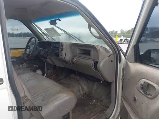 2000 GMC Sierra 3500 z VIN 1GDGC34R1YF451961, wystawiony jako IAAI lot #42246911 z przebiegiem 192 926 mil mil oraz . Historia ofert i sprzedaży dostępna na DreamBid. Obrazek 5.