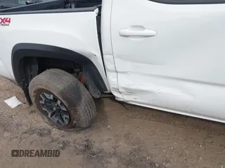 2023 Toyota Tacoma SR z VIN 3TMCZ5AN1PM637609, wystawiony jako IAAI lot #40345917 z przebiegiem 12 614 mil mil oraz . Historia ofert i sprzedaży dostępna na DreamBid. Obrazek 19.