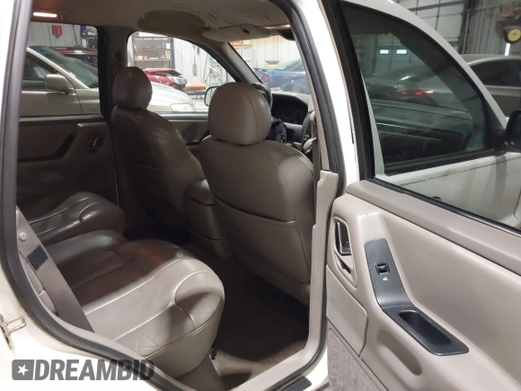 2000 Jeep Grand Cherokee Laredo z VIN 1J4GW48NXYC244327, wystawiony jako IAAI lot #41832166 z przebiegiem 250 822 mil mil oraz . Historia ofert i sprzedaży dostępna na DreamBid. Obrazek 8.