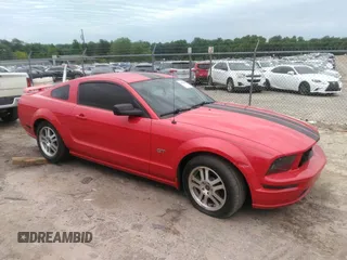 2005 Ford Mustang GT Deluxe z VIN 1ZVFT82H755147250, wystawiony jako IAAI lot #42284895 z przebiegiem 131 348 mil mil oraz . Historia ofert i sprzedaży dostępna na DreamBid. Obrazek 1.