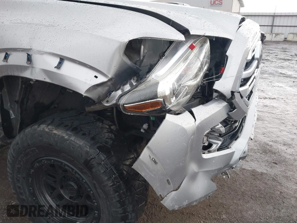 2018 Toyota Tacoma SR with VIN 5TFGZ5AN4JX142565, listed as a IAAI auction lot 41353718 with 87,544 mi miles and . Bid and sale history available at carsss.com. Image 6.
