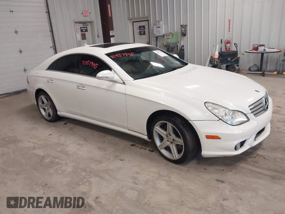 2008 Mercedes-Benz CLS 550 z VIN WDDDJ72XX8A130056, wystawiony jako IAAI lot #42457945 z przebiegiem 111 662 mil mil oraz . Historia ofert i sprzedaży dostępna na DreamBid. Obrazek 1.