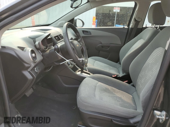 2016 Chevrolet Sonic LS z VIN 1G1JA5SH1G4103182, wystawiony jako Copart lot #59205495 z przebiegiem 107 537 mil mil oraz Szkoda całkowita • Salvage title. Historia ofert i sprzedaży dostępna na DreamBid. Obrazek 7.