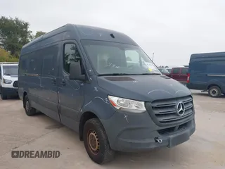 2019 Mercedes-Benz Sprinter Cargo z VIN WD4PF1CD9KP127024, wystawiony jako IAAI lot #40745606 z przebiegiem 127 630 mil mil oraz . Historia ofert i sprzedaży dostępna na DreamBid. Obrazek 1.