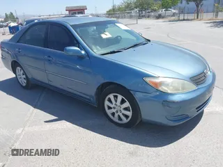 2002 Toyota Camry XLE z VIN 4T1BF30K72U538731, wystawiony jako IAAI lot #42140112 z przebiegiem 148 275 mil mil oraz . Historia ofert i sprzedaży dostępna na DreamBid. Obrazek 1.