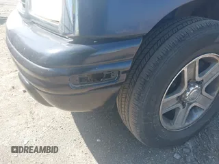 2002 Chevrolet Tracker LT z VIN 2CNBE634426952677, wystawiony jako IAAI lot #42009744 z przebiegiem 243 692 mil mil oraz . Historia ofert i sprzedaży dostępna na DreamBid. Obrazek 13.