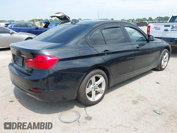 2015 BMW 3 Series 328i xDrive z VIN WBA3B3C5XFJ984998, wystawiony jako IAAI lot #42498649 z przebiegiem 186 642 mil mil oraz . Historia ofert i sprzedaży dostępna na DreamBid. Obrazek 4.