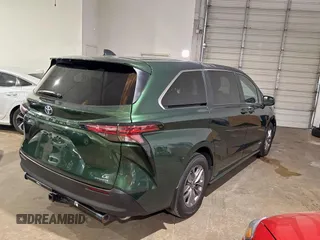 2021 Toyota Sienna LE z VIN 5TDKSKFC5MS006315, wystawiony jako Copart lot #60327465 z przebiegiem 44 497 mil mil oraz Czysty tytuł • Clean title. Historia ofert i sprzedaży dostępna na DreamBid. Obrazek 4.