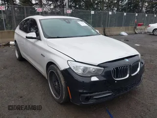 2015 BMW 5 Series 535i Gran Turismo z VIN WBA5M2C50FGH99033, wystawiony jako IAAI lot #41165837 z przebiegiem 127 578 mil mil oraz . Historia ofert i sprzedaży dostępna na DreamBid. Obrazek 1.