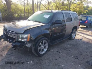 2008 Chevrolet Tahoe 1LT z VIN 1GNFC13048R216130, wystawiony jako IAAI lot #42020994 z przebiegiem 300 721 mil mil oraz . Historia ofert i sprzedaży dostępna na DreamBid. Obrazek 2.