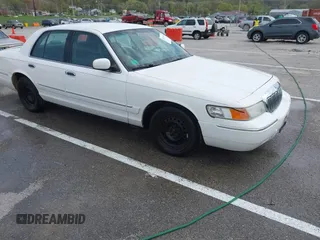 1999 Mercury Grand Marquis GS z VIN 2MEFM74W9XX630079, wystawiony jako IAAI lot #41971544 z przebiegiem 160 816 mil mil oraz . Historia ofert i sprzedaży dostępna na DreamBid. Obrazek 1.