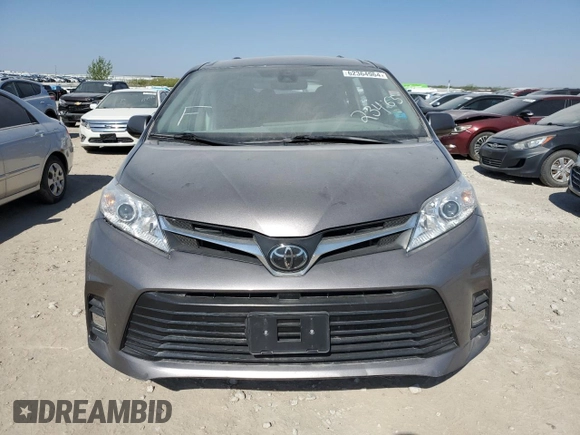 2020 Toyota Sienna LE z VIN 5TDJZ3DC3LS234165, wystawiony jako Copart lot #62364964 z przebiegiem 56 946 mil mil oraz Szkoda całkowita • Salvage title. Historia ofert i sprzedaży dostępna na DreamBid. Obrazek 5.
