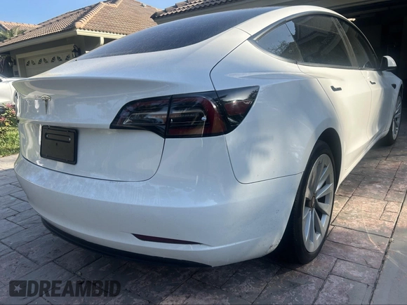 2023 Tesla Model 3 z VIN 5YJ3E1EA4PF555051, wystawiony jako IAAI lot #41500331 z przebiegiem 11 810 mil mil oraz . Historia ofert i sprzedaży dostępna na DreamBid. Obrazek 4.