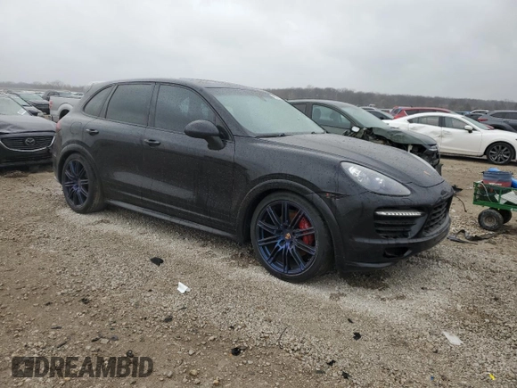 2014 Porsche Cayenne GTS z VIN WP1AD2A2XELA77757, wystawiony jako Copart lot #49527205 z przebiegiem 111 761 mil mil oraz Czysty tytuł • Clean title. Historia ofert i sprzedaży dostępna na DreamBid. Obrazek 4.