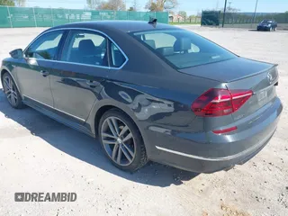 2017 Volkswagen Passat R-Line z VIN 1VWDT7A31HC050245, wystawiony jako IAAI lot #41981476 z przebiegiem 114 246 mil mil oraz . Historia ofert i sprzedaży dostępna na DreamBid. Obrazek 3.