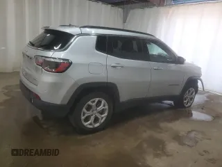 2024 Jeep Compass Latitude z VIN 3C4NJDBN2RT109465, wystawiony jako Copart lot #61687445 z przebiegiem 28 694 mil mil oraz Czysty tytuł • Clean title. Historia ofert i sprzedaży dostępna na DreamBid. Obrazek 3.