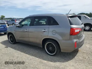 2015 Kia Sorento SX z VIN 5XYKW4A78FG581437, wystawiony jako Copart lot #57281105 z przebiegiem 114 270 mil mil oraz Czysty tytuł • Clean title. Historia ofert i sprzedaży dostępna na DreamBid. Obrazek 2.