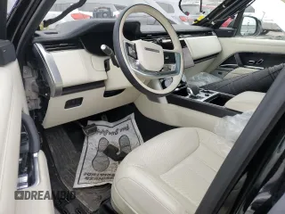 2023 Land Rover Range Rover SE z VIN SALKP9E72PA084611, wystawiony jako Copart lot #52791615 z przebiegiem Nie podano mil oraz Szkoda całkowita • Salvage title. Historia ofert i sprzedaży dostępna na DreamBid. Obrazek 8.