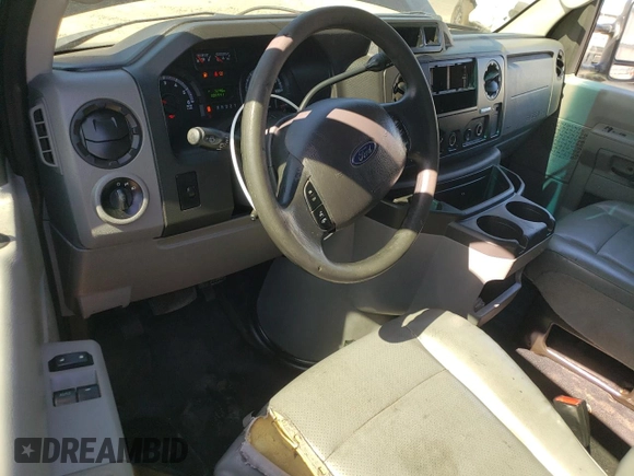 2013 Ford Econoline Cargo Commercial z VIN 1FTNE1EW8DDB19505, wystawiony jako Copart lot #61860735 z przebiegiem 300 941 mil mil oraz Czysty tytuł • Clean title. Historia ofert i sprzedaży dostępna na DreamBid. Obrazek 8.