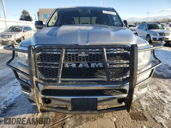 2019 Ram 1500 Tradesman z VIN 1C6SRFCT9KN738027, wystawiony jako Copart lot #87824045 z przebiegiem 198 889 mil mil oraz Czysty tytuł • Clean title. Historia ofert i sprzedaży dostępna na DreamBid. Obrazek 5.