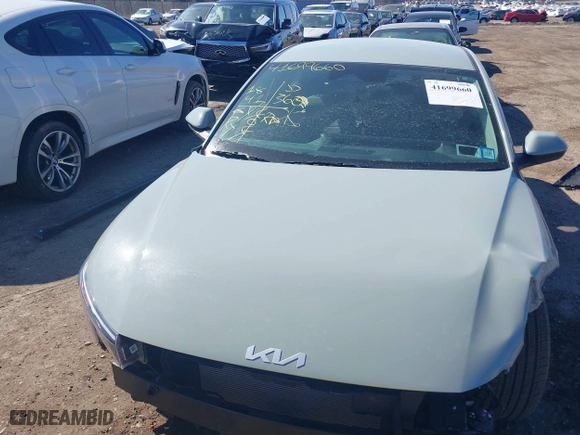 2025 Kia K4 EX with VIN 3KPFU4DEXSE004191, listed as a IAAI auction lot 41699660 with 1,841 mi miles. Bid and sale history available at carsss.com. Image 12.