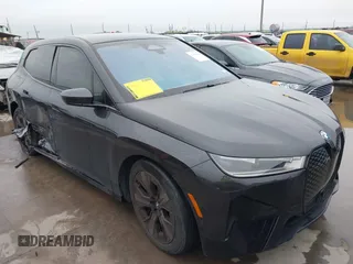 2022 BMW iX xDrive50 z VIN WB523CF08NCK59975, wystawiony jako IAAI lot #41895238 z przebiegiem 24 208 mil mil oraz . Historia ofert i sprzedaży dostępna na DreamBid. Obrazek 1.
