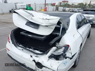 2019 Mercedes-Benz E 300 z VIN WDDZF4JB9KA611936, wystawiony jako IAAI lot #42101144 z przebiegiem 82 805 mil mil oraz . Historia ofert i sprzedaży dostępna na DreamBid. Obrazek 6.