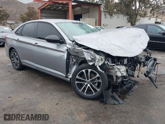 2024 Volkswagen Jetta Sport z VIN 3VWBM7BU3RM025861, wystawiony jako IAAI lot #41571284 z przebiegiem 9 990 mil mil oraz . Historia ofert i sprzedaży dostępna na DreamBid. Obrazek 1.