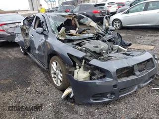 2009 Nissan Maxima S z VIN 1N4AA51E09C835445, wystawiony jako IAAI lot #42604145 z przebiegiem 134 638 mil mil oraz . Historia ofert i sprzedaży dostępna na DreamBid. Obrazek 1.