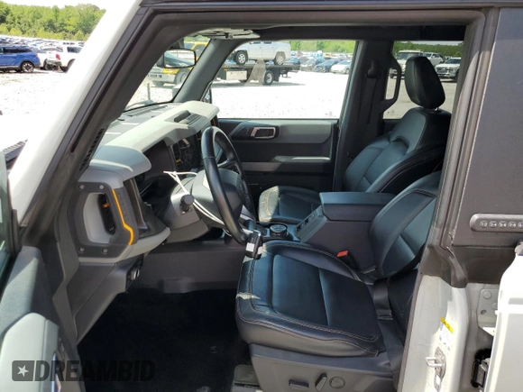 2023 Ford Bronco z VIN 1FMEE5DP8PLB29801, wystawiony jako Copart lot #55086715 z przebiegiem 14 826 mil mil oraz Szkoda całkowita • Salvage title. Historia ofert i sprzedaży dostępna na DreamBid. Obrazek 7.