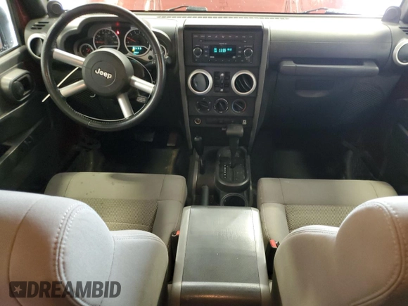 2008 Jeep Wrangler Unlimited Sahara z VIN 1J4GA59198L570409, wystawiony jako Copart lot #58853295 z przebiegiem 84 502 mil mil oraz Nie do naprawy • Non repairable. Historia ofert i sprzedaży dostępna na DreamBid. Obrazek 8.