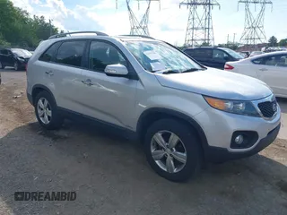 2013 Kia Sorento EX z VIN 5XYKUDA22DG413039, wystawiony jako IAAI lot #42197700 z przebiegiem 132 381 mil mil oraz . Historia ofert i sprzedaży dostępna na DreamBid. Obrazek 1.