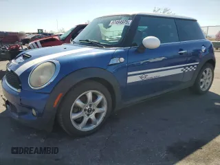 2008 MINI Hardtop S z VIN WMWMF73588TT91583, wystawiony jako Copart lot #57494975 z przebiegiem 105 579 mil mil oraz Szkoda całkowita • Salvage title. Historia ofert i sprzedaży dostępna na DreamBid. Obrazek 1.