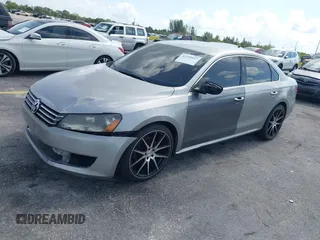 2012 Volkswagen Passat SE z VIN 1VWBH7A3XCC069006, wystawiony jako IAAI lot #42393437 z przebiegiem 157 039 mil mil oraz . Historia ofert i sprzedaży dostępna na DreamBid. Obrazek 2.