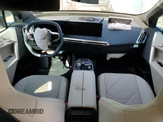 2022 BMW iX xDrive50 z VIN WB523CF00NCK51515, wystawiony jako Copart lot #62870593 z przebiegiem 3239 mil mil oraz . Historia ofert i sprzedaży dostępna na DreamBid. Obrazek 8.