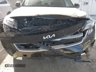 2024 Kia Seltos S z VIN KNDEU2AA7R7502828, wystawiony jako IAAI lot #41802523 z przebiegiem 25 962 mil mil oraz . Historia ofert i sprzedaży dostępna na DreamBid. Obrazek 6.