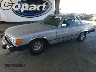 1984 Mercedes-Benz 380 SL z VIN WDBBA45A4EA010481, wystawiony jako Copart lot #61689815 z przebiegiem 182 962 mil mil oraz Czysty tytuł • Clean title. Historia ofert i sprzedaży dostępna na DreamBid. Obrazek 1.