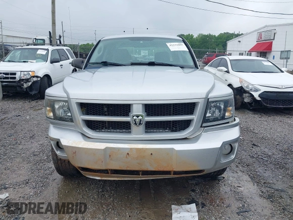 2010 Dodge Dakota Bighorn/Lonestar z VIN 1D7CW3GK4AS140049, wystawiony jako IAAI lot #42231805 z przebiegiem 149 489 mil mil oraz . Historia ofert i sprzedaży dostępna na DreamBid. Obrazek 13.