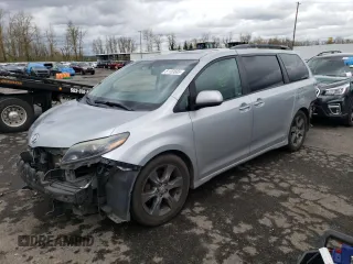 2015 Toyota Sienna SE с VIN 5TDXK3DC9FS616851, выставлен на аукционе Copart как лот 51153685 с пробегом 230 890 миль миль и Списание • Salvage title. История ставок и продаж доступна на DreamBid. Изображение 1.