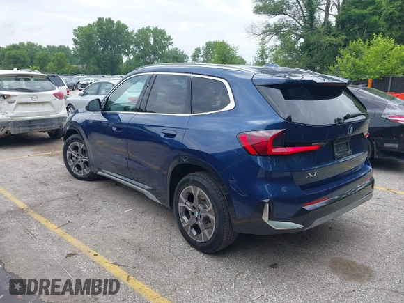 2025 BMW X1 xDrive28i z VIN WBX73EF07S5228273, wystawiony jako IAAI lot #42436863 z przebiegiem 6 845 mil mil oraz . Historia ofert i sprzedaży dostępna na DreamBid. Obrazek 3.