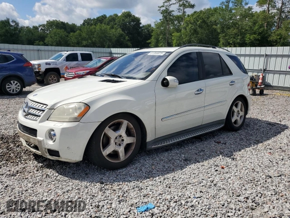 2008 Mercedes-Benz M 550 z VIN 4JGBB72E98A412553, wystawiony jako Copart lot #61350025 z przebiegiem 154 355 mil mil oraz Czysty tytuł • Clean title. Historia ofert i sprzedaży dostępna na DreamBid. Obrazek 1.